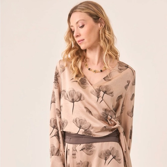 Nekane Tops - NKN Nekane floral blouse wrap - soft and silky Medium NWT